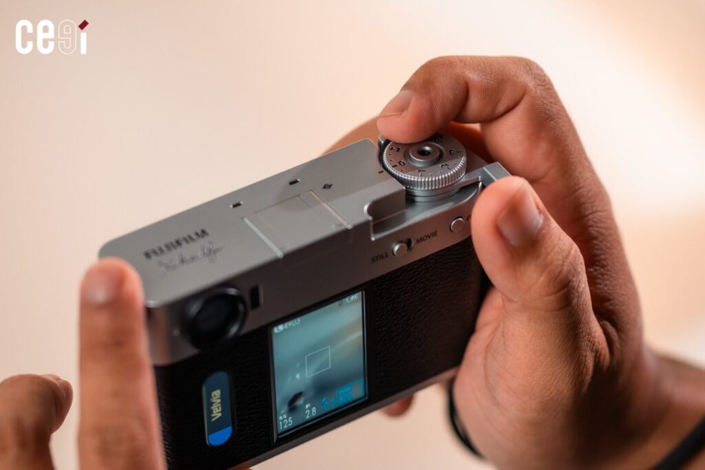 ในโหมด Film Camera Mode ถ่ายเสร็จต้องขึ้นฟิล์มด้วยนะ