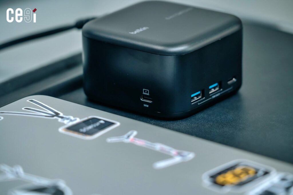 พอร์ตด้านข้างเป็น USB-C หลักสำหรับเชื่อมต่อโน้ตบุ๊ก ชาร์จไฟ 96W