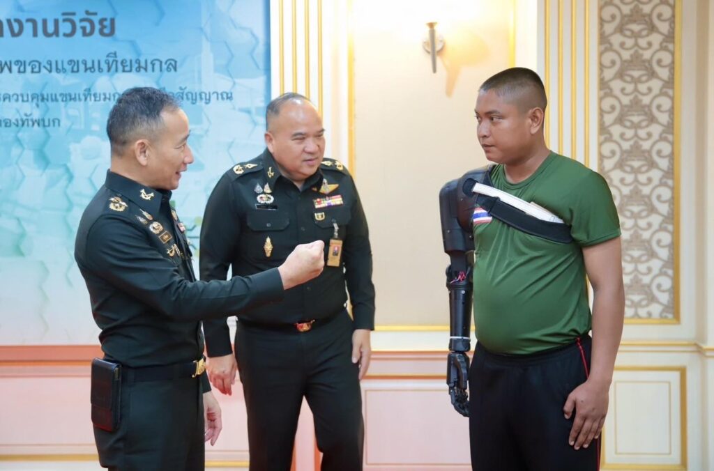 กองทัพบกรับมอบแขนเทียมอัจฉริยะผลงานวิจัยไทย ยกระดับชีวิตทหารที่สูญเสียอวัยวะ