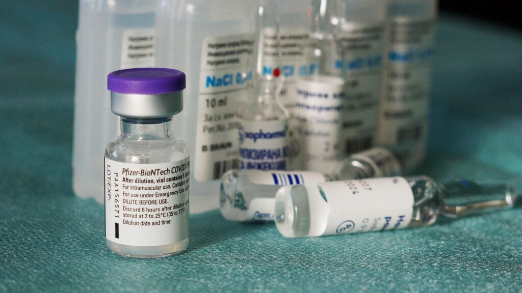 นักวิจัยพบวัคซีนโควิด Pfizer เสี่ยงอาจทำให้กระจกตาเสียหาย