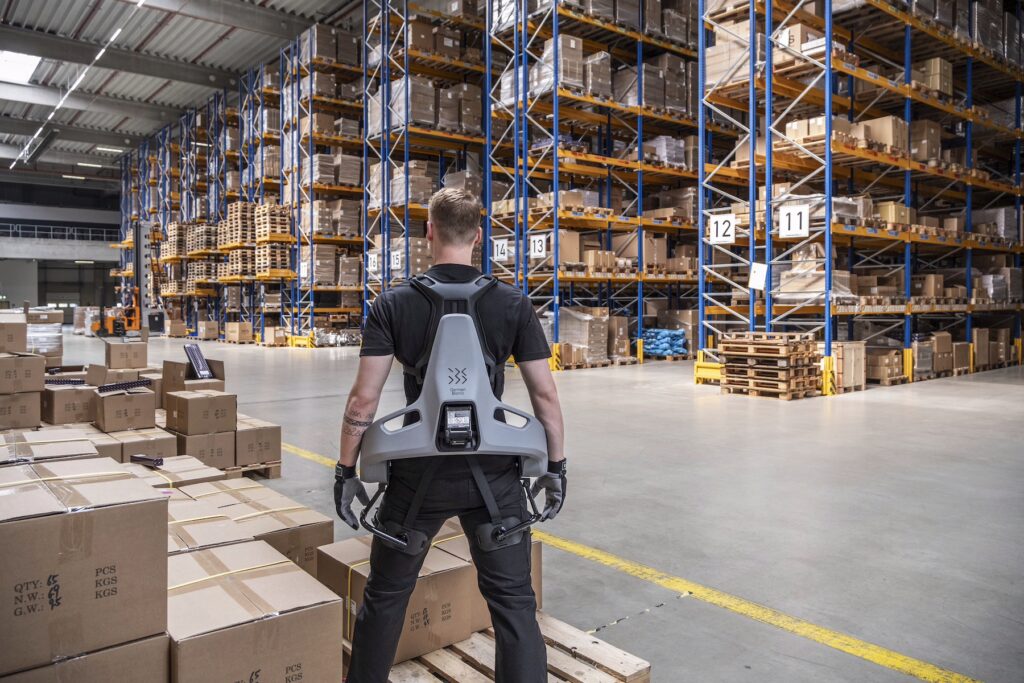 เจ้าหน้าสนามบินนูเรมเบิร์กทดสอบใส่ชุด exoskeletons ลดอาการบาดเจ็บจากการขนกระเป๋า