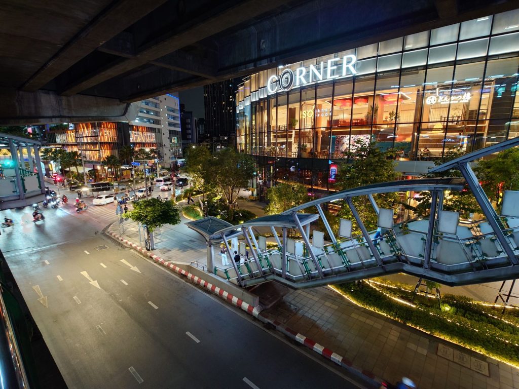 เลนส์มุมกว้างมากตัวใหม่ของ Xperia 1 VII ที่ให้รายละเอียดกลางคืนได้ดี