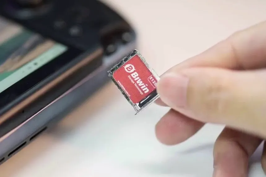 จีนเตรียมเปิดตัว SSD แบบใหม่ ขนาดเล็กเกือบเท่าซิม แต่แรงสุด ๆ