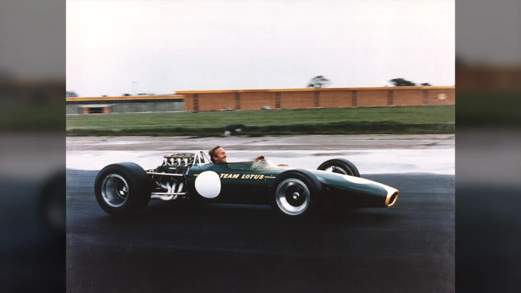 Colin Chapman ในรถ Lotus 49 ที่ Hethel
