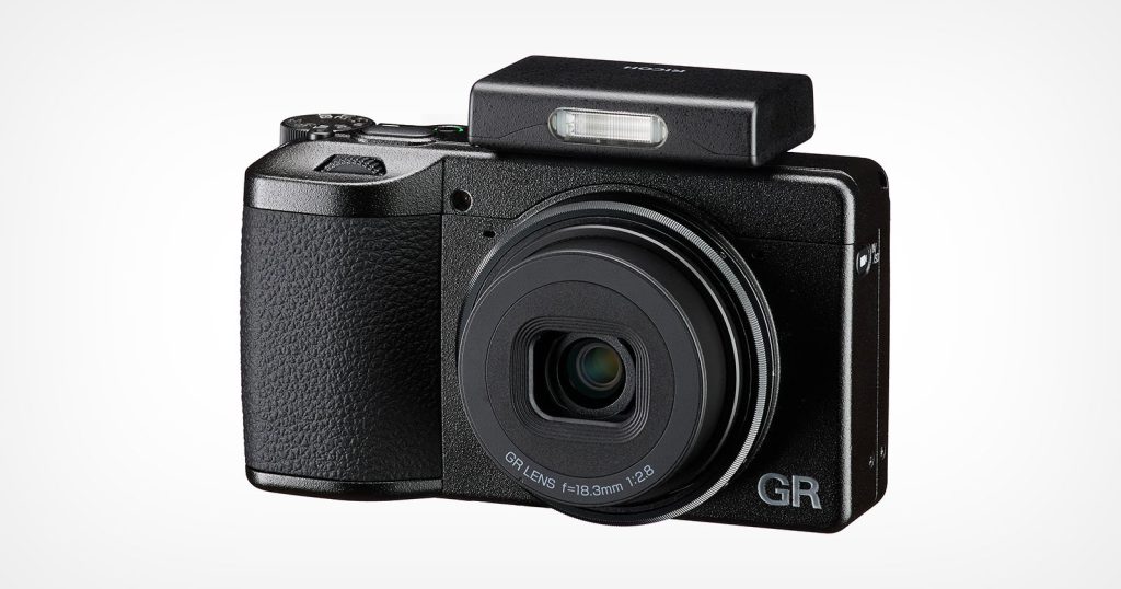 แถมนิดหนึ่งว่าในที่สุด Ricoh ก็ออก Ricoh GF-2 แฟลชตัวเล็กที่เหมาะกับ GR ออกมา โดยมี Guide Number 3 ชาร์จไฟด้วย USB-C หนักแค่ 19 กรัม แน่นอนว่าเป็นแฟลชค่ายก็จะทำงานร่วมกับ GR IV แบบอัตโนมัติ ปรับ ISO ให้เหมาะสมกับกำลังแฟลช โดยตั้งราคาไว้ $119.95 หรือราว 4,000 บาท