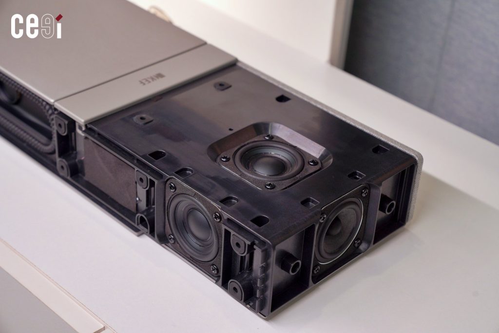 ด้านปลายของ KEF XIO มีไดรเวอร์อยู่ถึง 3 ตัว ตัวด้านซ้ายกับที่ยิงขึ้นด้านบนเป็นไดรเวอร์ Uni-Q MX ส่วนตัวขวาเป็นไดรเวอร์ Full Range สำหรับให้เสียงเซอร์ราว