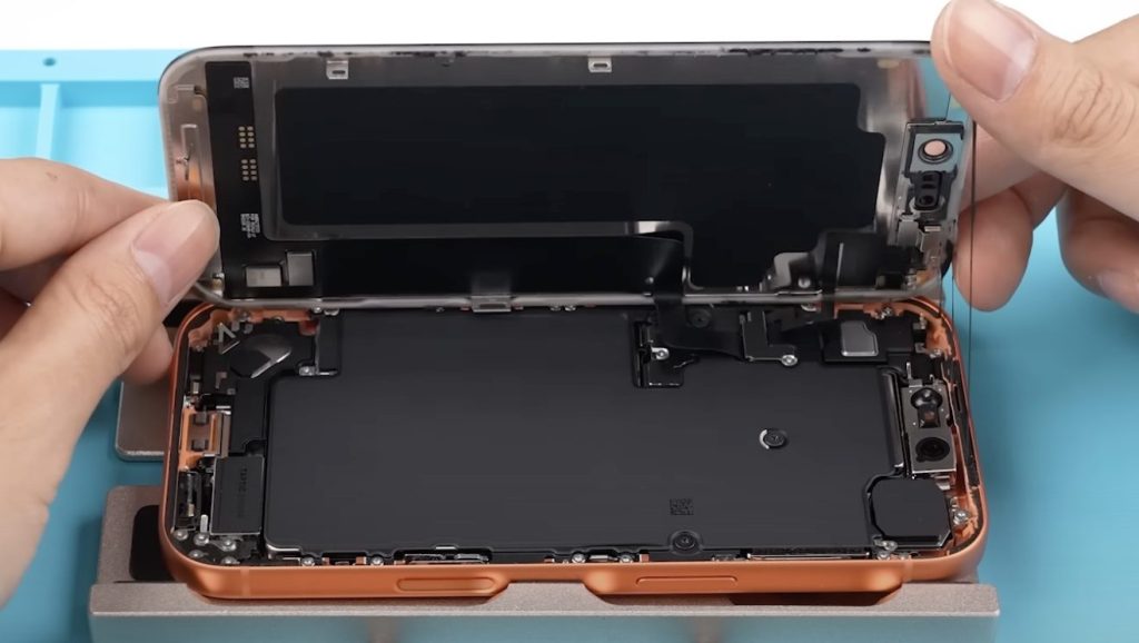 แกะเครื่อง iPhone 17 Pro Max พบเซนเซอร์กล้องใหญ่ขึ้น โดยรวมซ่อมง่ายกว่าเดิม