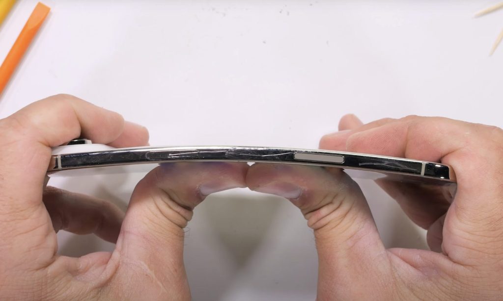 JerryRigEverything งอ iPhone Air จนมือสั่น แต่เครื่องไม่แตก สรุปยืนยัน "ถือว่าผ่านการทดสอบของผม"