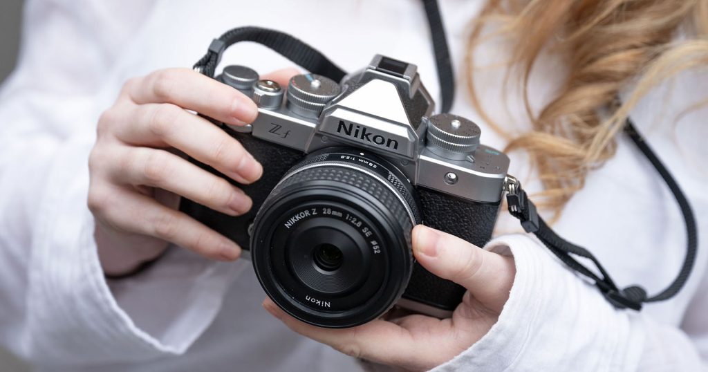 เปิดตัว Nikon Z f 'Silver Edition' ฟูลเฟรมมิเรอร์เลสสีใหม่คลาสสิกกว่าเดิม จ่ออัปเดตฟีเจอร์ Grain ภายในปีนี้