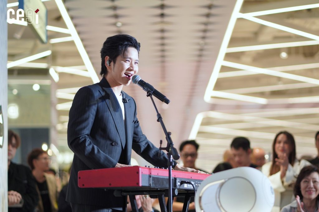 บรรยากาศ Mini Concert ของโต๋ ศักดิ์สิทธิ์ที่เริ่มต้นด้วยเพลงดังอย่างรักเธอท่ามกลางแฟนคลับ