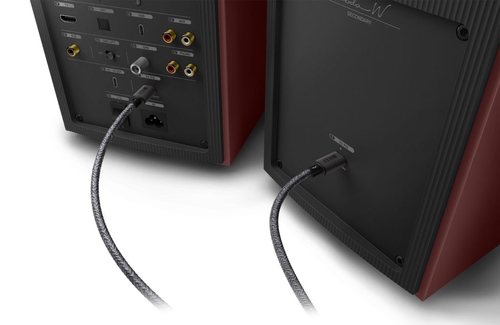 การเชื่อมต่อด้านหลังของ KEF Coda W