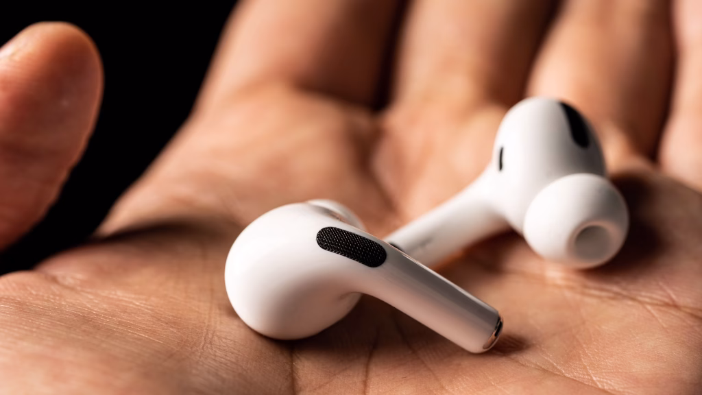 อย่าเพิ่งเชื่อ! ยังไม่มีหลักฐานว่าหูฟังไร้สายแบบ AirPods ทำให้เกิดมะเร็งได้