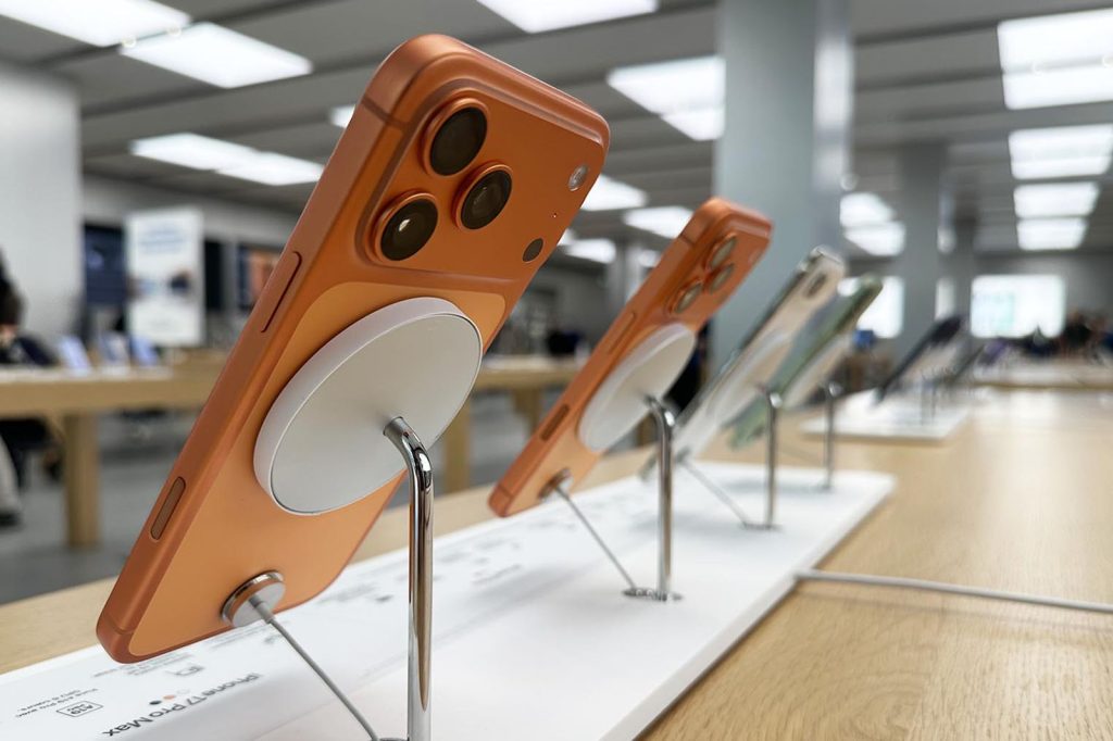 Apple ปรับแท่น MagSafe ใหม่เพื่อไม่ให้ iPhone 17 ในร้านเป็นรอย