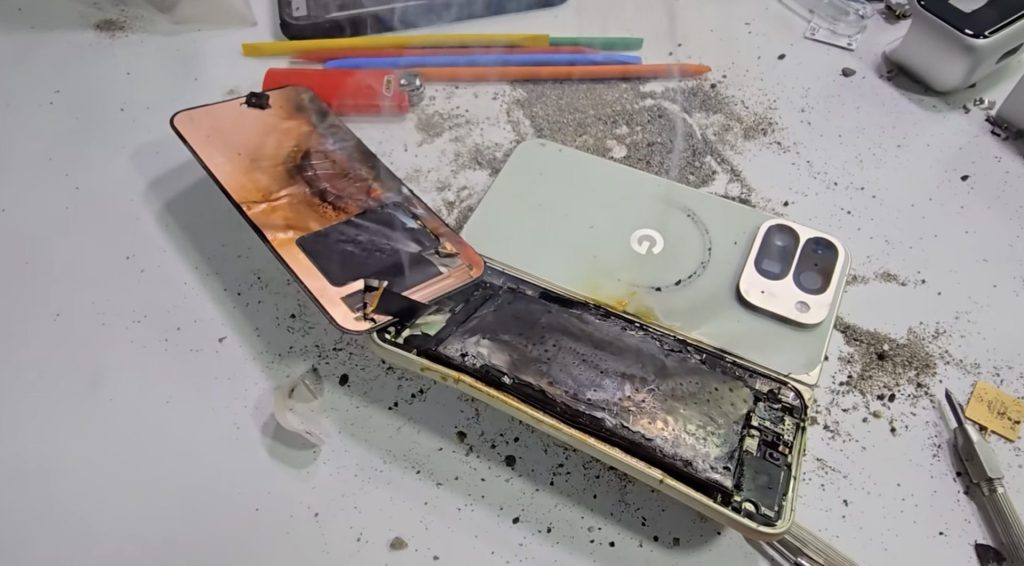 Pixel 10 Pro Fold ชอร์ต ไหม้คามือ JerryRigEeverything ครั้งแรกในรอบ 10 ปี