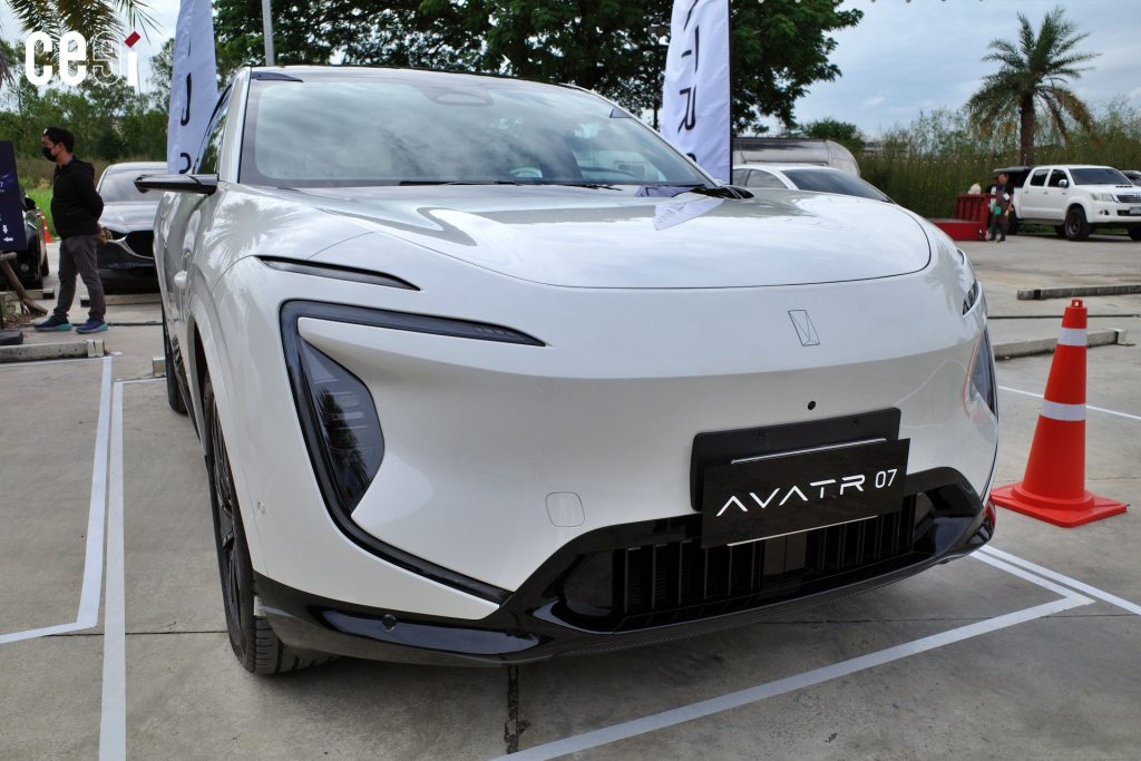 ด้านหน้าและกระจักรถของ AVATR 07 ที่เปิดได้