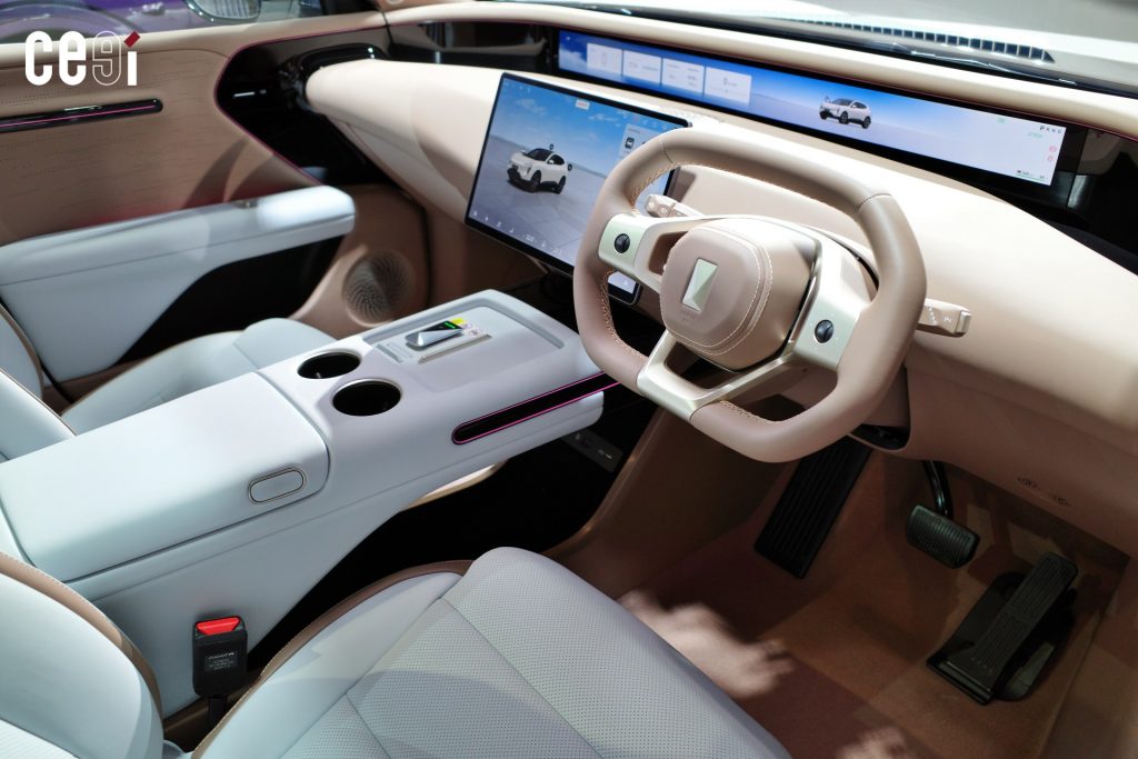 หน้าจอกลางและจอพาโนรามาสำหรับคนขับ