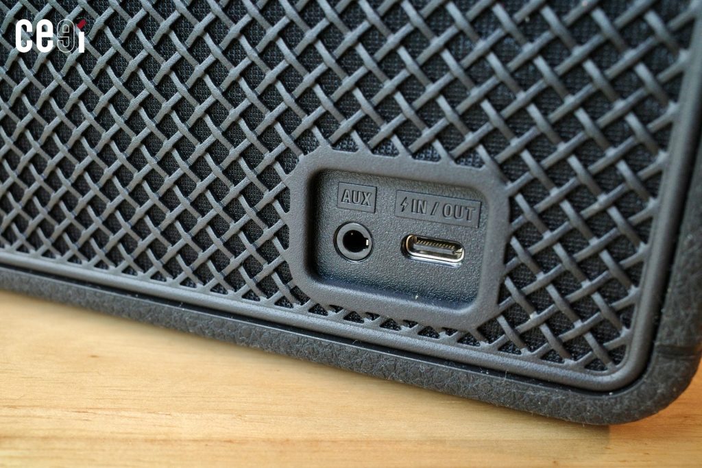 พอร์ตด้านหลังที่มี AUX 3.5 mm สำหรับเสียงเข้า และ USB-C สำหรับชาร์จไฟเข้า-ออก