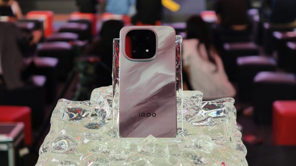 เปิดตัว iQOO 15 สมาร์ตโฟนเกมมิงเรือธง ชิป Snapdragon 8 Elite Gen 5 คู่ชิปกราฟิก แบตฯ​ 7000mAh เริ่ม 29,900 บาท