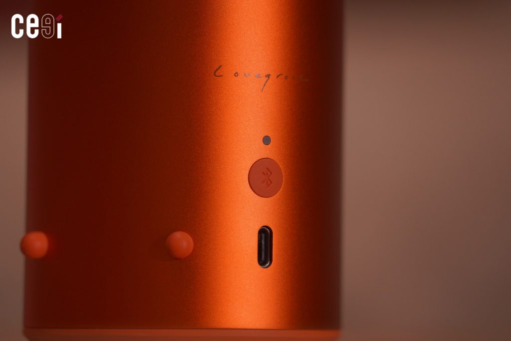 ลายเซ็นของ Ross Lovegrove ผู้ออกแบบที่ด้านหลังของลำโพง