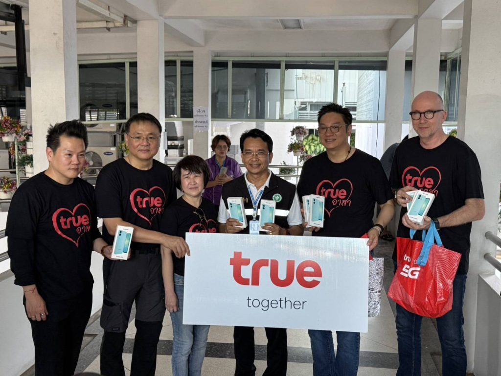 คุณโอลิเวอร์ กิตติพงษ์ วีระเตชะ หัวหน้าคณะผู้บริหารด้านแบรนด์และมีเดีย, คุณประเทศ ตันกุรานันท์ หัวหน้าคณะผู้บริหารด้านเทคโนโลยีสารสนเทศ, คุณศรินทร์รา วงศ์ศุภลักษณ์ หัวหน้าคณะผู้บริหารด้านทรัพยากรบุคคล, นายแพทย์วิโรจน์ โยมเมือง ผู้อำนวยการโรงพยาบาลหาดใหญ่,  คุณมนัสส์ มานะวุฒิเวช หัวหน้าคณะผู้บริหารด้านประสบการณ์ลูกค้าและธุรกิจรีเทล และ คุณฮากุน บริวเซ็ท เชิร์ล หัวหน้าคณะผู้บริหารด้านกลยุทธ์และทรานส์ฟอร์มเมชั่น