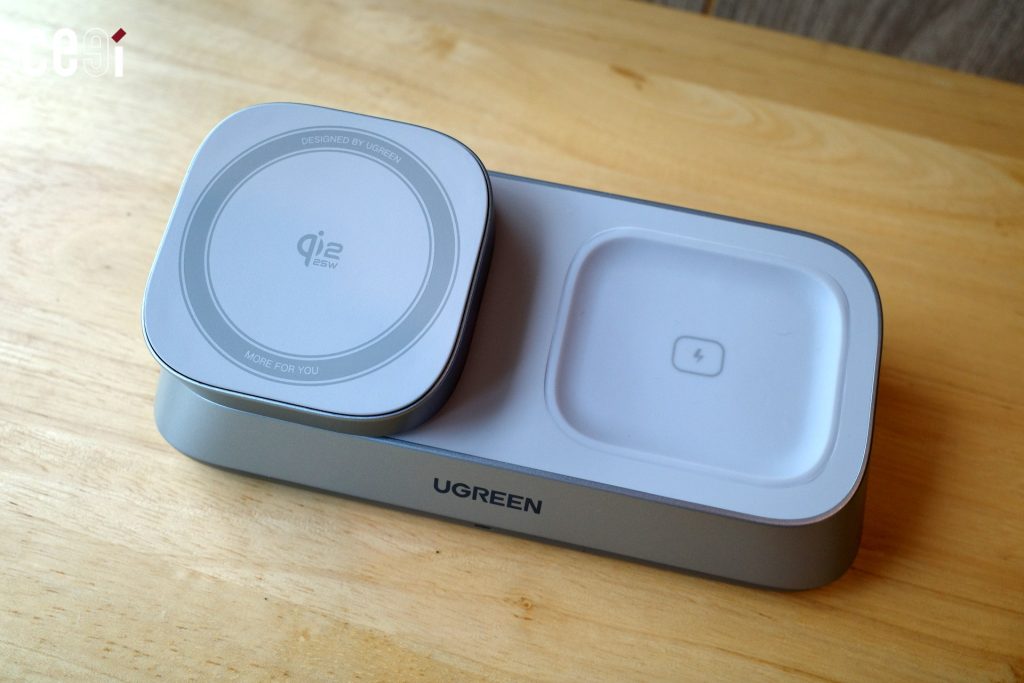 UGREEN MagFlow 3-in-1 Magnetic Wireless Desktop Charger 25W ที่พับจุดชาร์จอยู่
