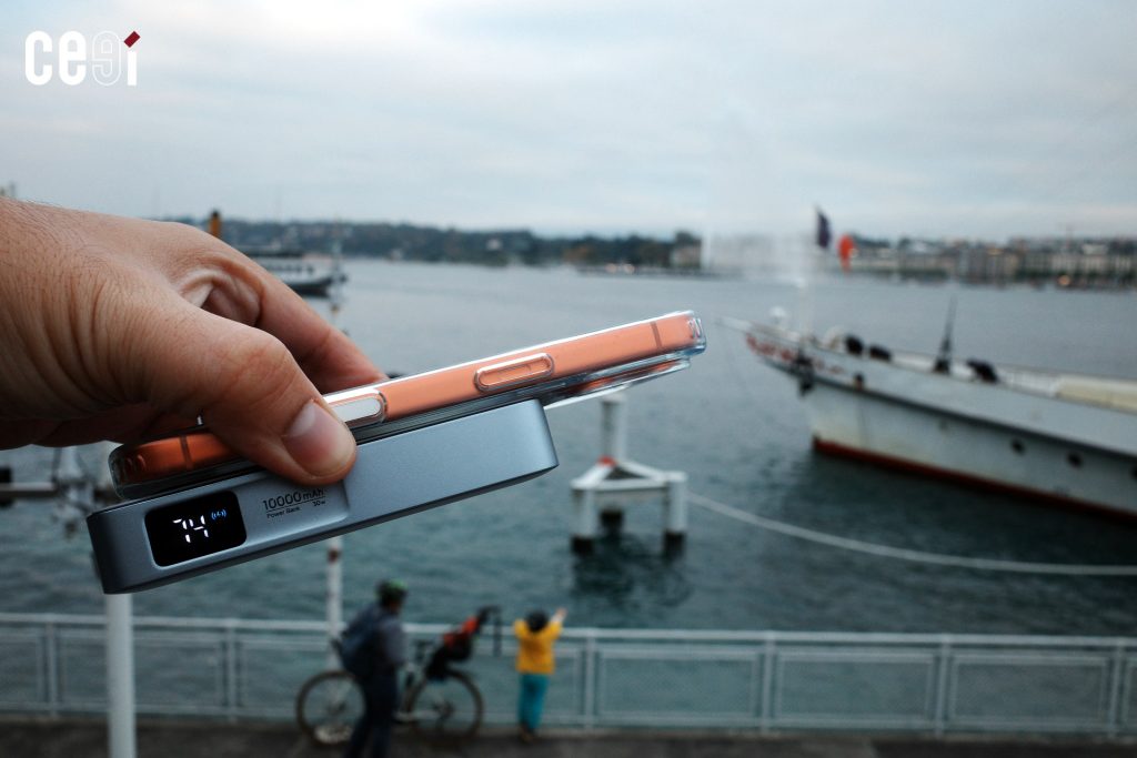 การชาร์จไร้สายที่แม่เหล็กด้านหลักดูดแรงพอที่จะยกก้อน Power Bank ไม่ให้ตกได้ พร้อมจอแสดงสถานะแบต