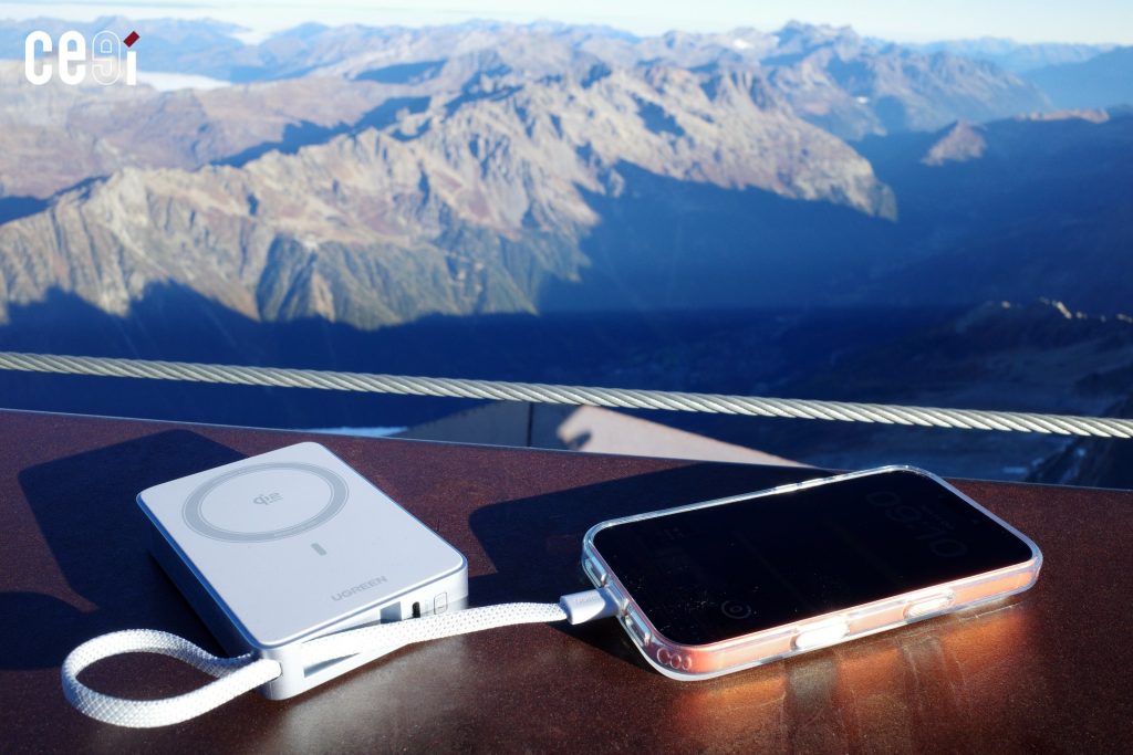 ชาร์จแบบมีสายด้วยสายที่ติดมากับตัว UGREEN MagFlow