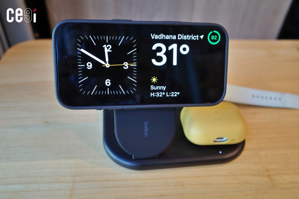 เมื่อใช้แท่นวางแบบตั้งขึ้น แล้ววาง iPhone เป็นแนวนอนจะเป็นการใช้ Standby Mode