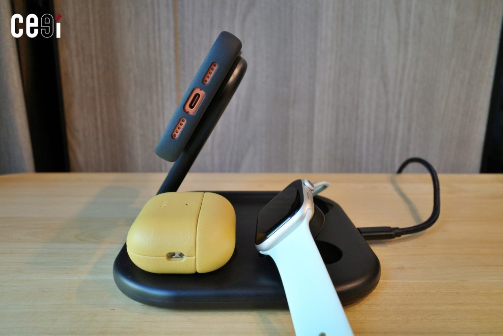 มุมด้านข้างของการชาร์จแบบยก iPhone และ Apple Watch ขึ้น