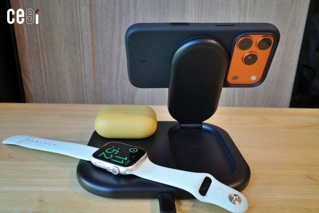 มุมด้านหลังของการชาร์จ จะเห็นว่ากำลังแม่เหล็กสูงพอที่จะติดไอโฟนพร้อมเคสได้แน่น