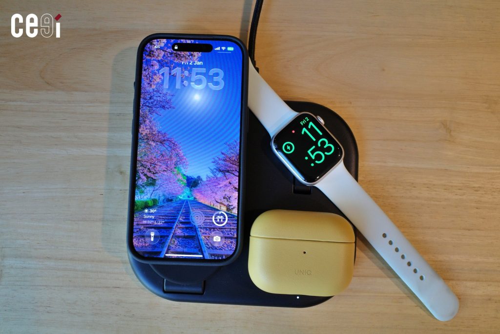 Belkin BoostCharge 3-in-1 Magnetic Foldable Charger with Qi2 15W ขณะวางชาร์จแบบนอน