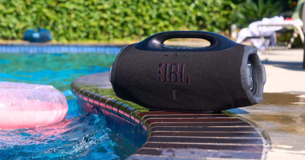 เปิดตัว JBL Boombox 4 ลำโพงสายปาร์ตี้รุ่นใหม่ พร้อม AI Sound Boost ให้เบสทรงพลังในน้ำหนักเบาลงเกือบกิโล