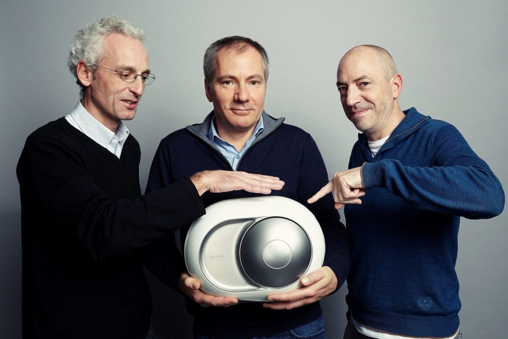 Pierre-Emmanuel Calmel (CTO), Quentin Sannié (CEO) และ Emmanuel Nardin กับ Devialet Phantom รุ่นแรก