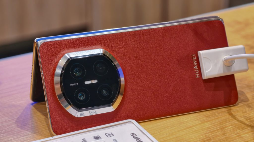 เปิดตัว HUAWEI Mate X7 สมาร์ตโฟนจอพับรุ่นล่าสุด พร้อมเราเตอร์ Mesh X3 Pro - Watch GT6 Pro รุ่นโคแบรนด์กอล์ฟ เตรียมเปิดจอง 6 ก.พ. นี้