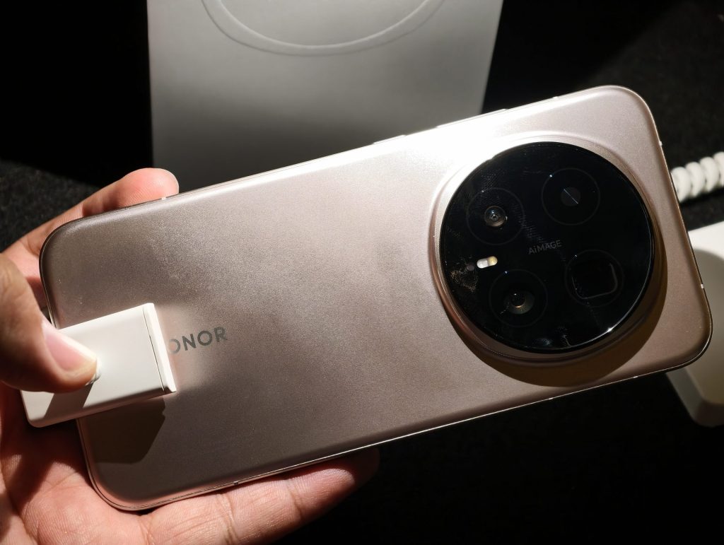 เปิดตัว HONOR Magic8 Pro เรือธงกล้องซูม 200 ล้านฯ อัดแบตเตอรี่ 7100mAh เคาะราคา 39,990 บาท