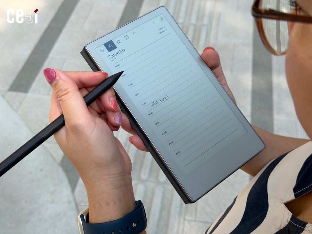 reMarkable Paper Pro Move ขณะใช้นอกสถานที่