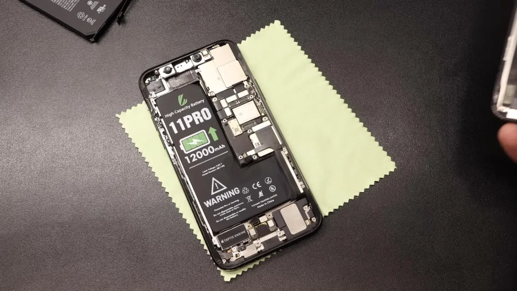 ปลดล็อก iPhone 11 Pro:  โมใส่แบตเตอรี Silicon-Carbon ความจุ 12,000 mAh