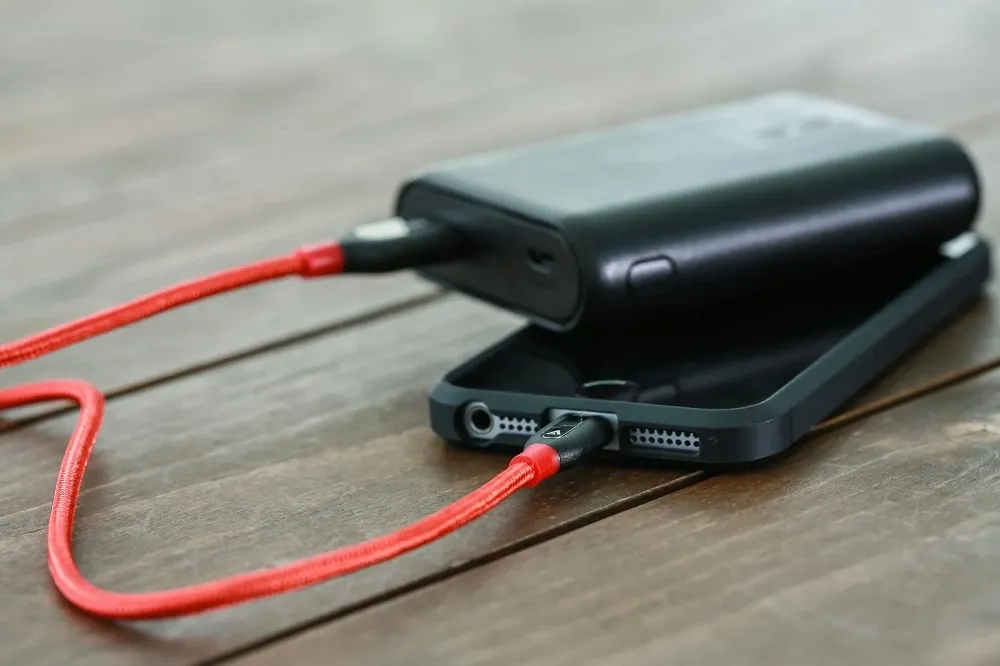 เกิดเหตุแบตเตอรีพกพาไฟไหม้บนรถไฟใต้ดินโตเกียว ส่งผลให้ต้องหยุดให้บริการชั่วคราว