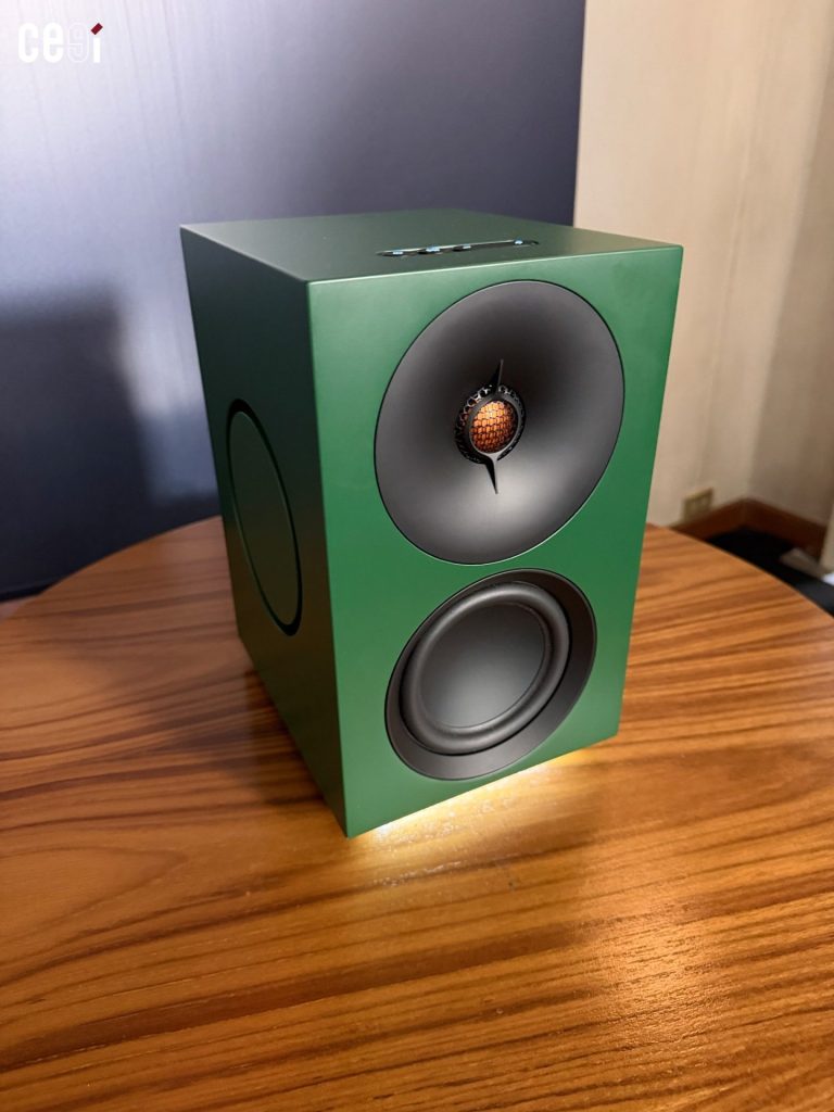 Cambridge L/R M มี Passive Radiators พร้อมไฟด้านล่าง