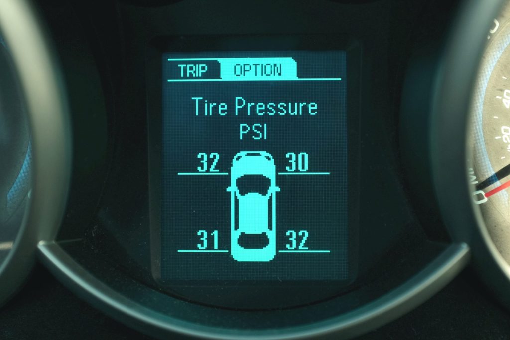 นักวิจัยพบช่องโหว่ TPMS ระบบตรวจสอบแรงดันลมยาง อาจถูกใช้สะกดรอยรถได้