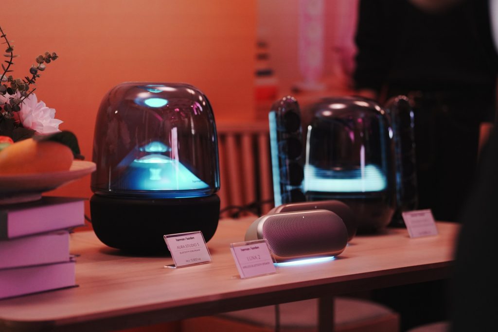Harman Kardon เปิดตัว Soundsticks 5, Aura Studio 5, Luna 2 และซาวด์บาร์ Enchant Series ในไทย