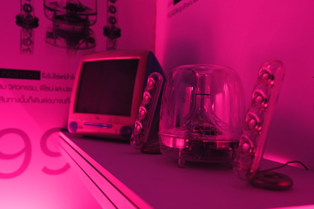 Harman/Kardon Soundsticks รุ่นแรก เกิดขึ้นจากความร่วมมือระหว่าง Harman/Kardon กับ Apple ซึ่งออกแบบโดย Jony Ive เพื่อเป็นลำโพงของ iMac ในยุค 2000