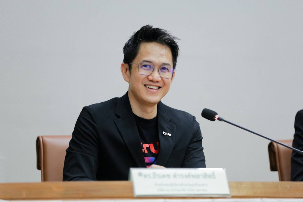 ดร.ธีรเดช ดำรงค์พลาสิทธิ์ หัวหน้าคณะผู้บริหารด้านกลุ่มธุรกิจองค์กร ทรู คอร์ปอเรชั่น