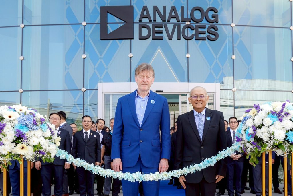 คุณวินเซนต์ โรช ประธานเจ้าหน้าที่บริหารและประธานกรรมการบริษัท Analog Devices (ซ้าย) และ คุณวิรัตน์ ศรีอมรกิจกุลกรรมการผู้จัดการบริษัท Analog Devices ประเทศไทย (ขวา) ในพิธีตัดริบบิ้นฉลองการเปิดโรงงานการผลิตขั้นสูงแห่งใหม่ของ ADI ในประเทศไทย