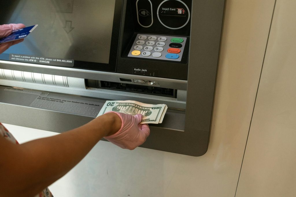 FBI เตือน แฮ็กเกอร์พบช่องโหว่ตู้ ATM สั่งจ่ายเงินสดได้เอง
