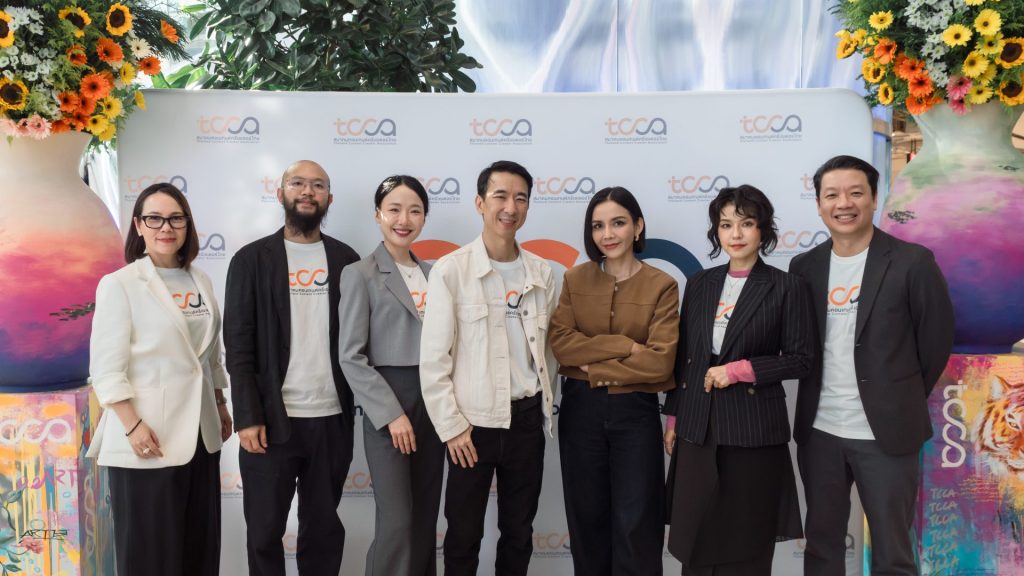 (ซ้ายไปขวา) สุวิตา จรัญวงศ์, อิสระ ฮาตะ, รษิกา พาณีวงศ์, ขจร เจียรนัยพานิชย์, ธัญรัตน์ ถาม่อย, พิมพ์ลดา ไชยปรีชาวิทย์, กล้า ตั้งสุวรรณ