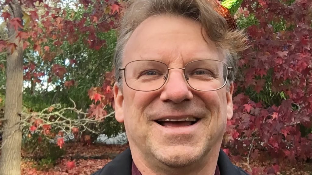 ทำความรู้จักกับ Chris Espinosa จากเด็ก 14 ทำงานกับ Apple มา 50 ปี