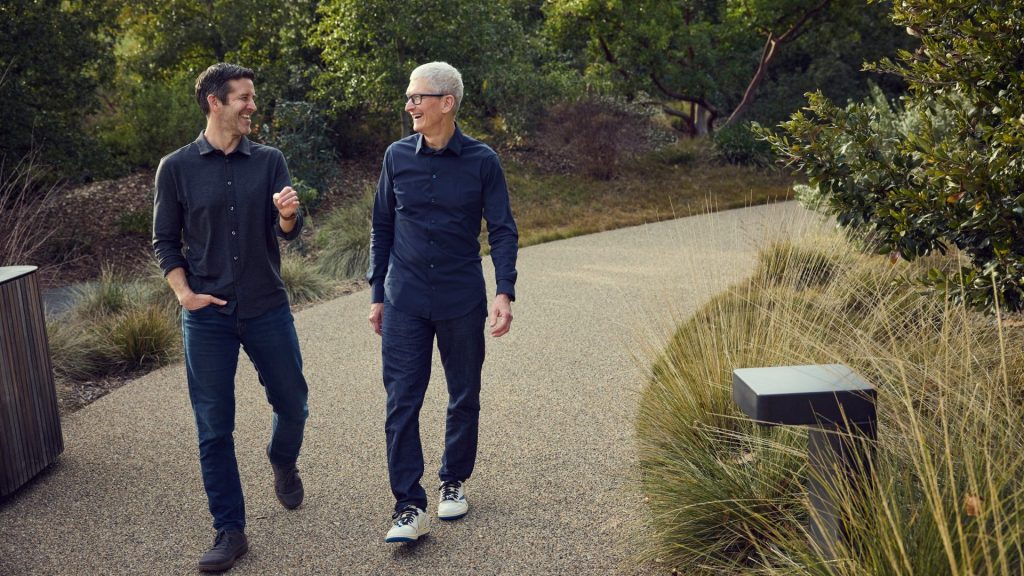 ปิดตำนาน 15 ปี! Tim Cook ลงจากเก้าอี้ CEO แอปเปิลส่งไม้ต่อ John Ternus มีผล 1 ก.ย. 2026