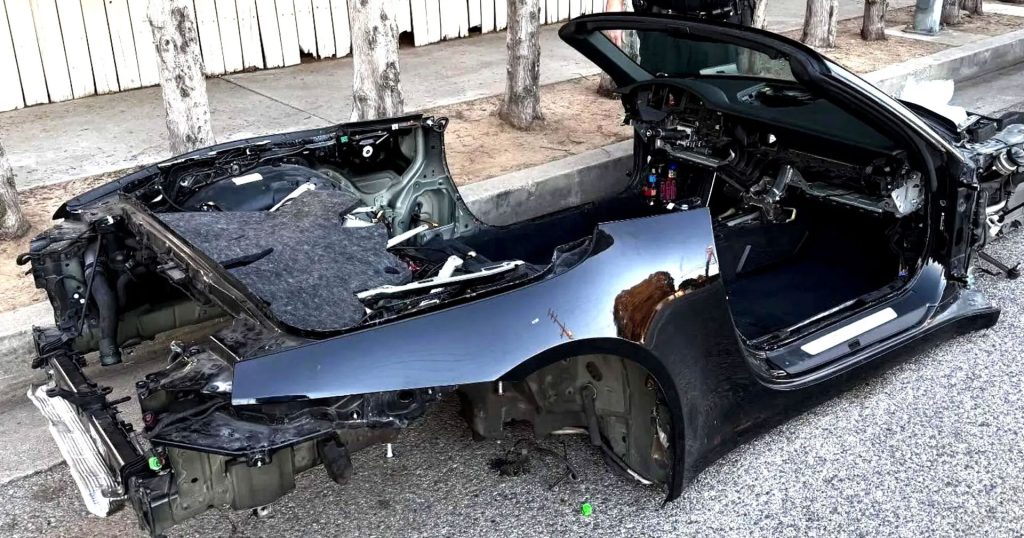 เหลือแต่โครง ! โจร LA ถอดชิ้นส่วน 'Porsche 911 Carrera Cabriolet' สภาพแทบไม่ต่างจากซากรถ...