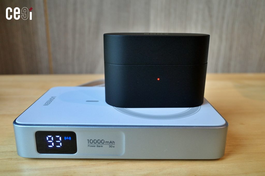 ชาร์จไร้สายได้ง่าย ๆ เพราะกล่องแบนเรียบ